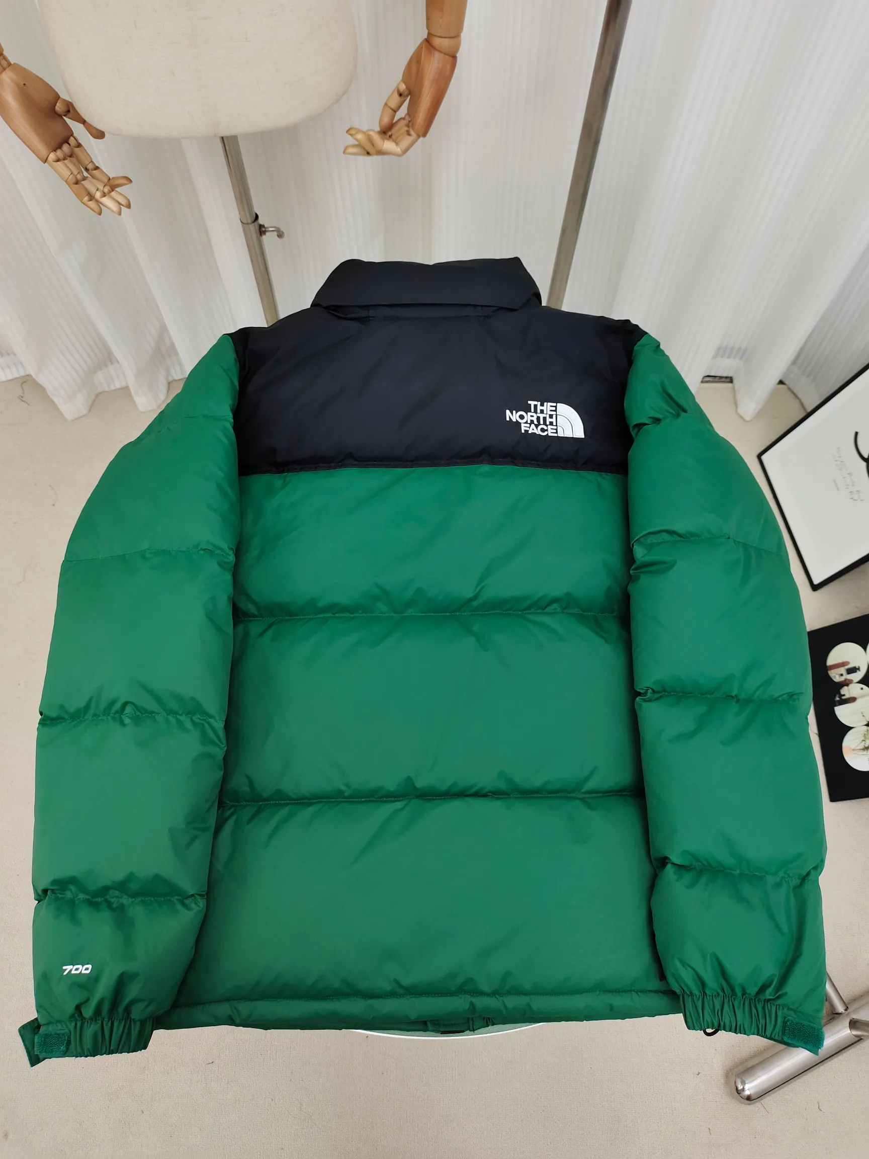 The North Face Classic 1996 ， Quality ， ，YKK ISO 9000Quality ZP ， Premium ， ， ， Lightweight 。Classic ， 。 。 Green Size：XS-XXL